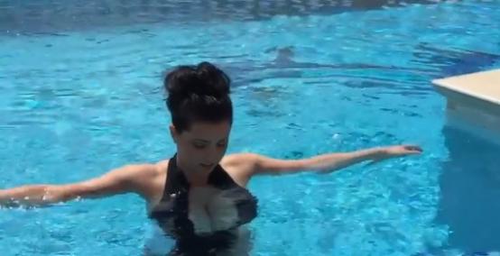 Ewa Sonnet ochładza piersi w basenie